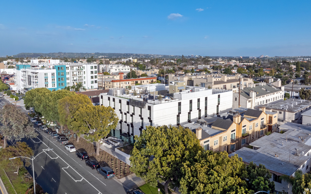 12518 Venice Blvd Exterior